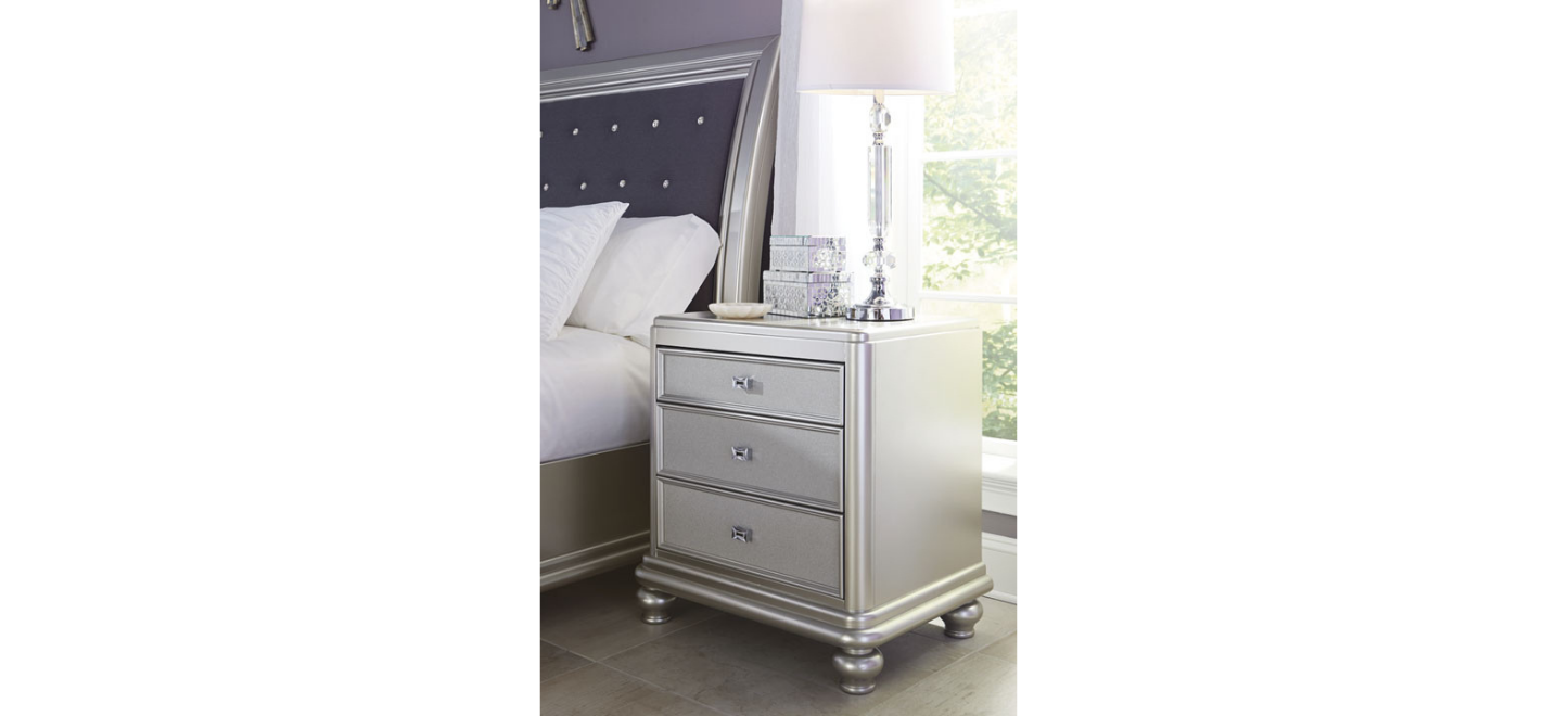 ”Coralayne（コラレイン）” Three Drawer Night Stand