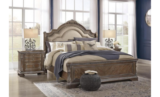 アメリカ映画のベッドに大量のクッションや目立つヘッドボードがあるワケとは？